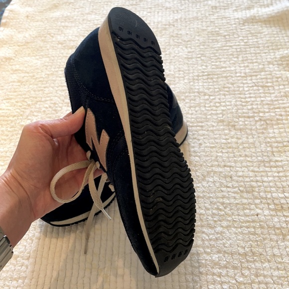 Classic Dark Blue and pink logo New Balance women shoes in perfect conditions. - Picture 4 of 4